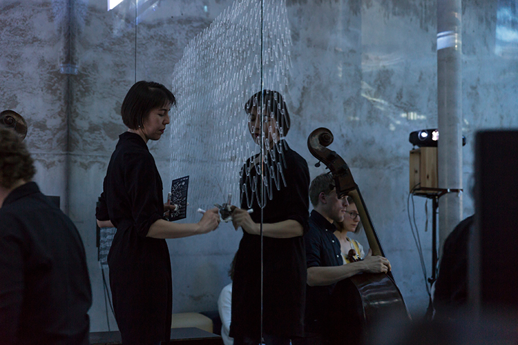 Mareike Lee, Light Ground, drawing performance
